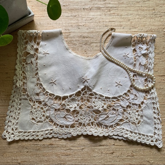 Ann's Vintage Accessories - Vintage Ivory One-Piece Embroidered Lace Collar